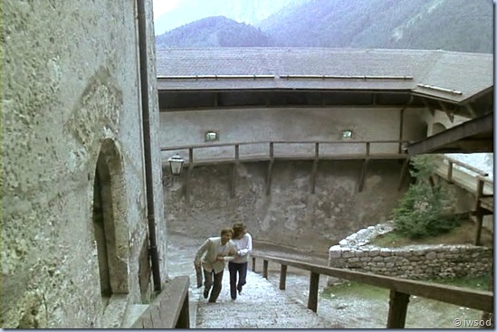 2.04 THE LEGEND OF DAS GEISTERSCHLOSS.avi_002205405