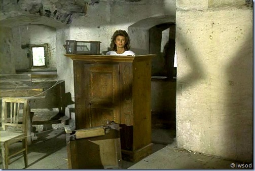 2.04 THE LEGEND OF DAS GEISTERSCHLOSS.avi_002436836