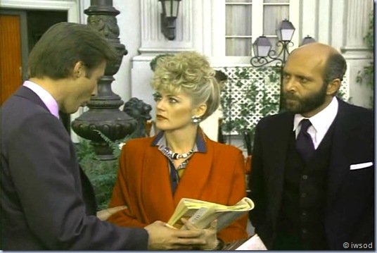 2.10 PLAYING POSSUM.avi_002133933