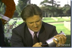 2.10 PLAYING POSSUM.avi_002657457