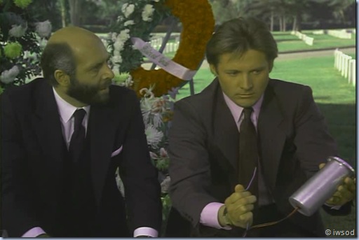 2.10 PLAYING POSSUM.avi_002670170