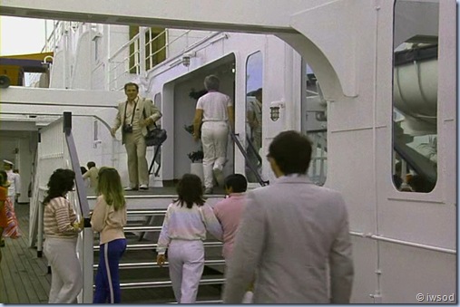 2.12 SHIP OF SPIES.avi_001220687