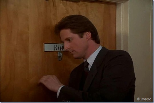 2.17 ODDS ON A DEAD PIGEON.avi_002272839