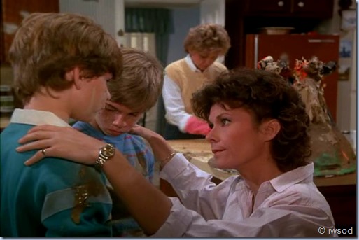 2.23 VIGILANTE MOTHERS.avi_002698932