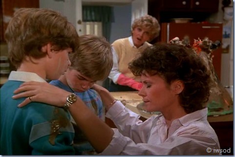 2.23 VIGILANTE MOTHERS.avi_002700433