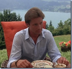 S2E7_casual_with_scenery_Lee