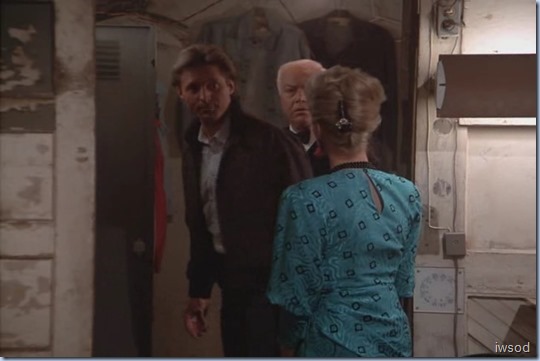 3.20 DEAD MEN LEAVE NO TRAILS.avi_002165398