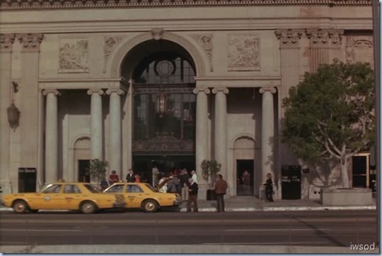 3.20 DEAD MEN LEAVE NO TRAILS.avi_002222671