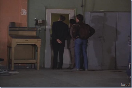 SCARECROW_AND_MRS_KING_S4_D2-06.avi_000132866