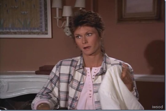 SCARECROW_AND_MRS_KING_S4_D2-06.avi_000293026