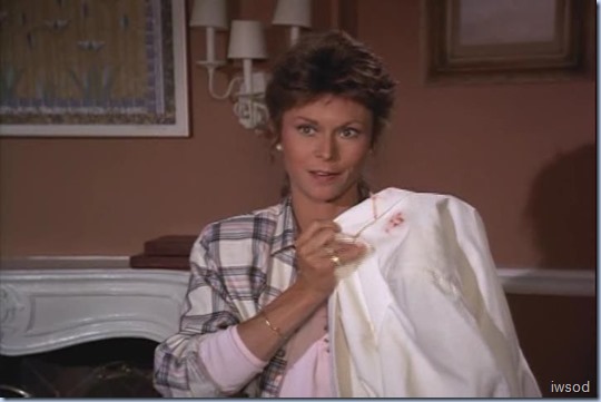 SCARECROW_AND_MRS_KING_S4_D2-06.avi_000297630